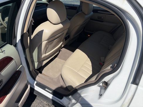 Used 2004 Lincoln Town Car Signature image 10