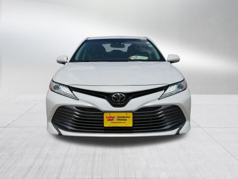 Used 2018 Toyota Camry XLE FWD image 2