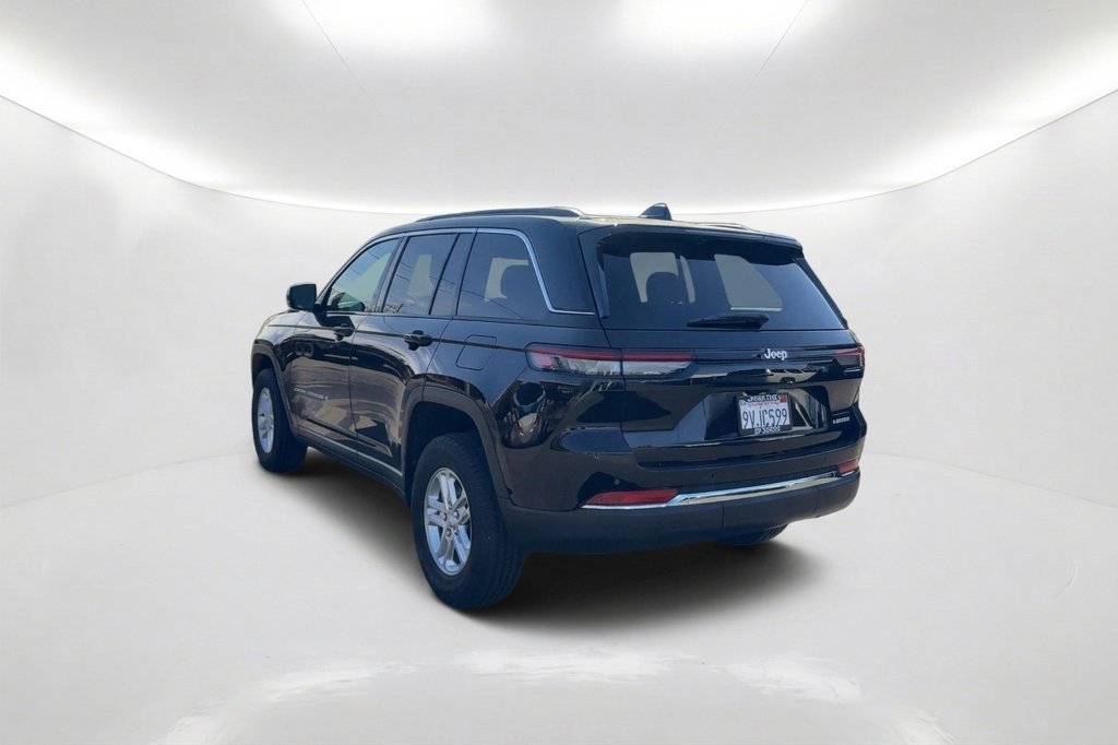 Used 2025 Jeep Grand Cherokee Laredo RWD image 8