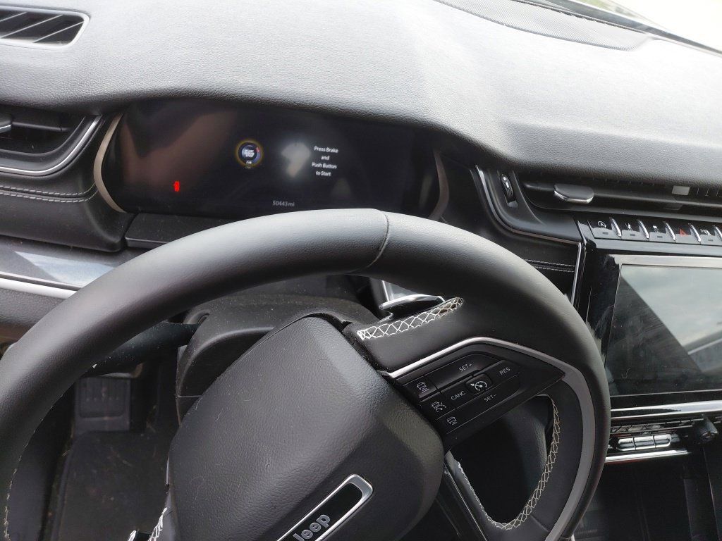 Used 2023 Jeep Grand Cherokee Altitude AWD/4WD image 6
