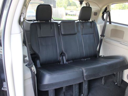Used 2016 Chrysler Town & Country Touring FWD image 35