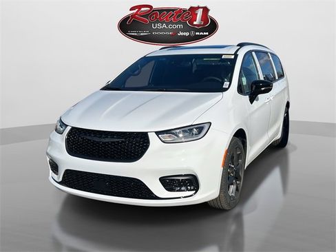 New 2026 Chrysler Pacifica Select image 4