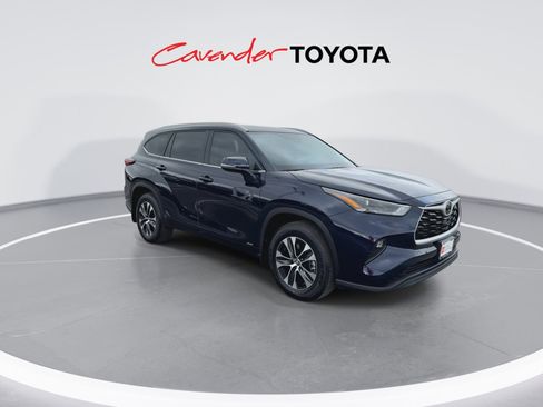 Certified 2026 Toyota Highlander XLE image 2