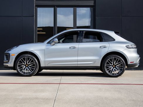 Certified 2026 Porsche Macan AWD/4WD image 2