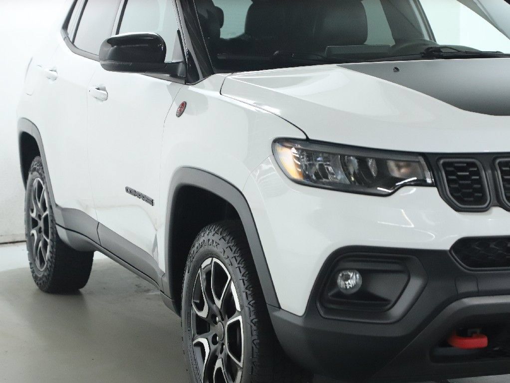 Used 2025 Jeep Compass Trailhawk AWD/4WD image 8