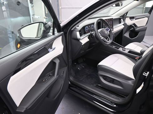 New 2026 Volkswagen Tiguan SE AWD/4WD image 38