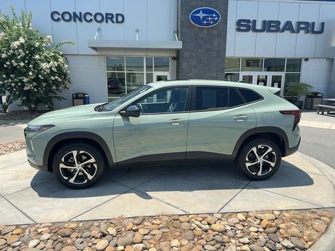 Used 2024 Chevrolet Trax RS w/ Sunroof Package FWD image 1