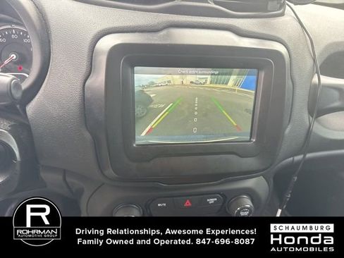 Used 2018 Jeep Renegade Latitude AWD/4WD image 9