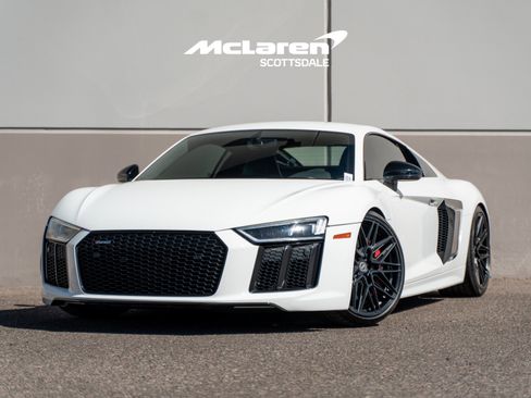 Used 2018 Audi R8 V10 w/ Premium Package image 2