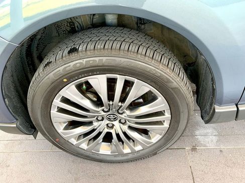 Used 2022 Toyota Venza XLE image 9