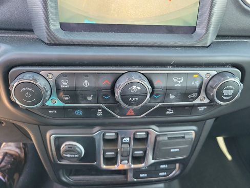 Used 2022 Jeep Wrangler Unlimited Sahara w/ Cold Weather Group AWD/4WD image 17