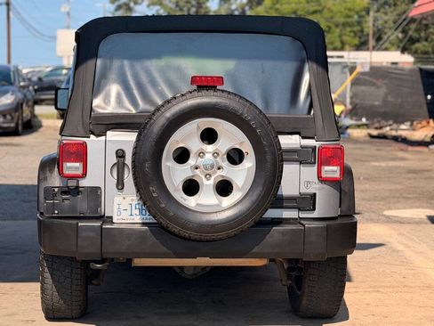 Used 2015 Jeep Wrangler Unlimited Sport w/ Connectivity Group AWD/4WD image 6