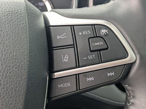 Used 2023 Toyota Highlander XLE FWD image 18