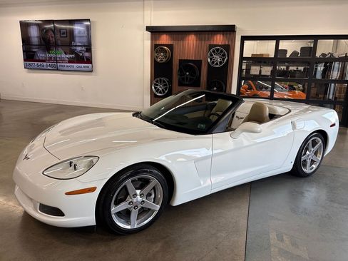 Used 2006 Chevrolet Corvette Coupe w/ Preferred Equipment Group RWD image 3