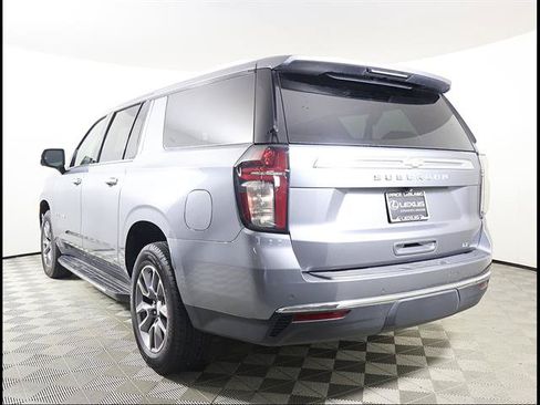 Used 2022 Chevrolet Suburban LT w/ Luxury Package AWD/4WD image 4