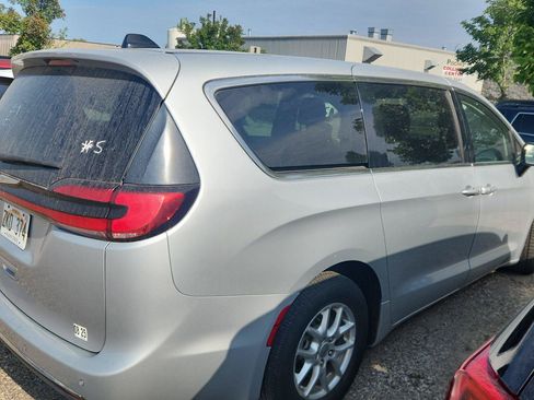 Used 2023 Chrysler Pacifica Touring-L FWD image 4