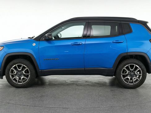 Used 2025 Jeep Compass Trailhawk image 5