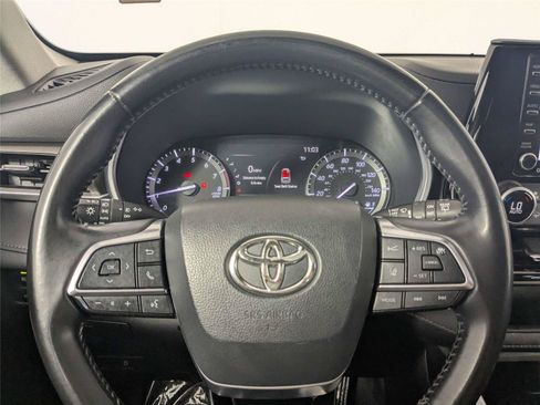 Used 2021 Toyota Highlander XLE FWD image 16