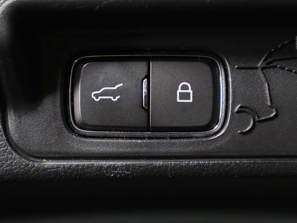 Used 2022 Ford Explorer XLT w/ Equipment Group 202A AWD/4WD image 16