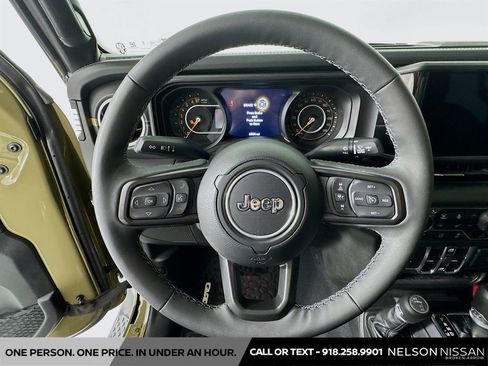 Used 2025 Jeep Gladiator Sport AWD/4WD image 11