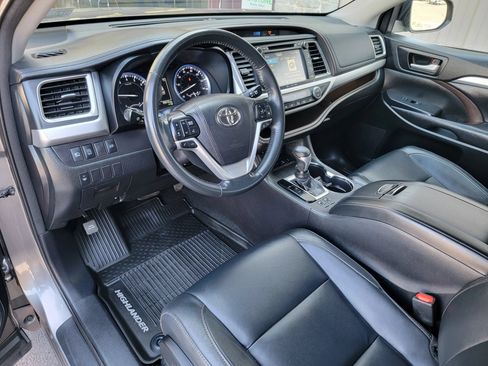 Used 2017 Toyota Highlander XLE AWD/4WD image 9