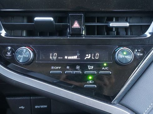 Used 2023 Toyota Camry SE FWD image 11