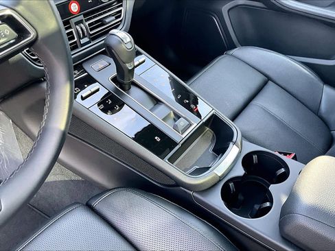 Used 2025 Porsche Macan image 18