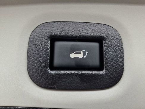 Used 2018 Nissan Rogue SV image 32