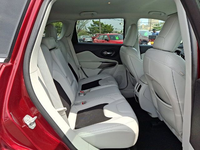 Used 2020 Jeep Cherokee Latitude Plus AWD/4WD image 24