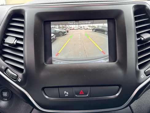 Used 2019 Jeep Cherokee Latitude Plus AWD/4WD image 29
