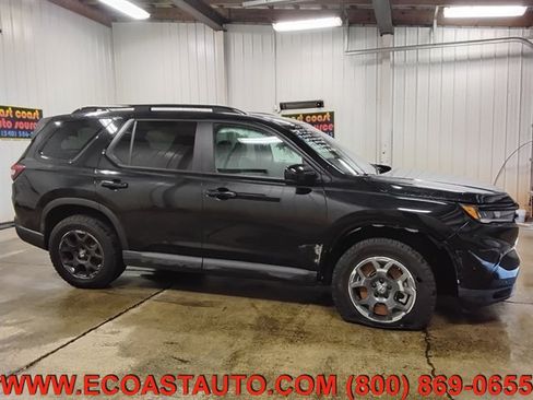 Used 2025 Honda Pilot TrailSport image 2
