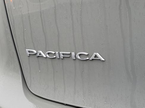 Used 2023 Chrysler Pacifica Touring-L image 6