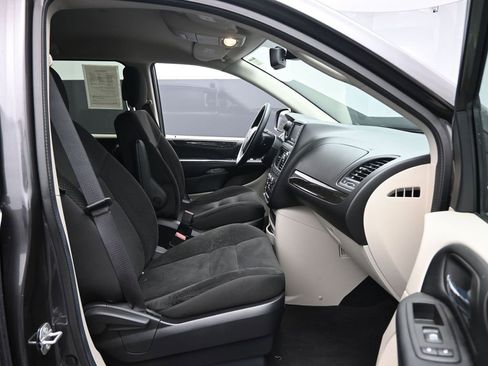 Used 2020 Dodge Grand Caravan SE w/ UConnect Hands-Free Group image 32