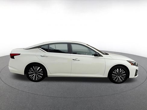 Used 2025 Nissan Altima 2.5 SV image 16