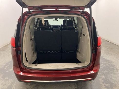 Used 2018 Chrysler Pacifica Limited FWD image 28
