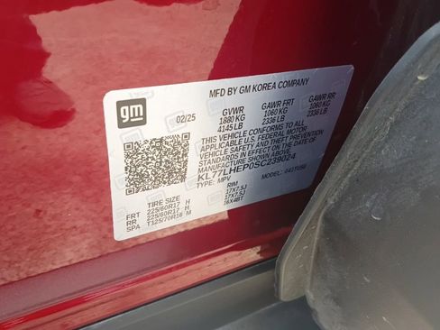 Used 2025 Chevrolet Trax LT w/ LT Convenience Package FWD image 3