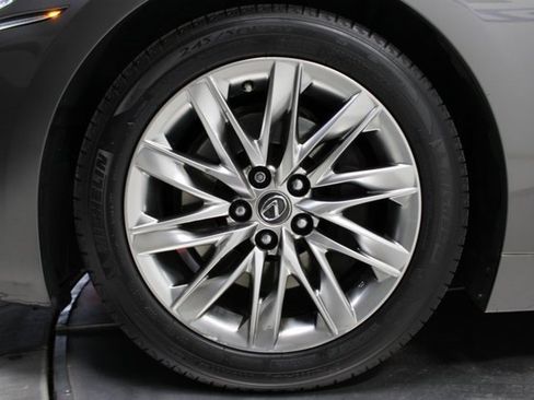 Used 2018 Lexus LS 500 w/ Accessory Package (Z1) image 29