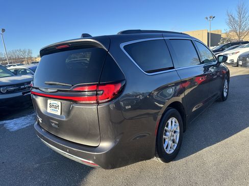 Used 2022 Chrysler Pacifica Touring-L image 5