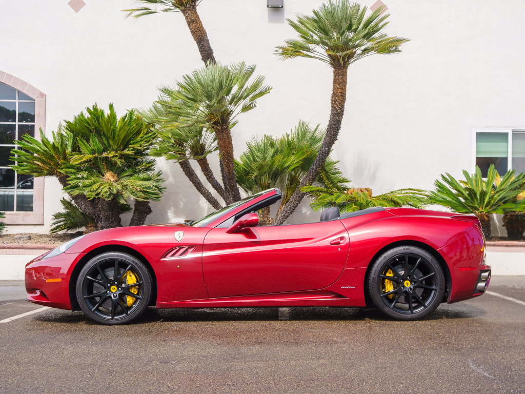 Used 2010 Ferrari California RWD image 11