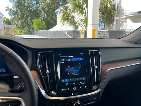 Used 2025 Volvo V60 B5 Cross Country Plus image 18