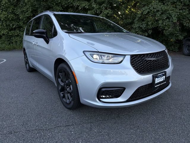 New 2026 Chrysler Pacifica Select w/ S Appearance Package AWD/4WD image 2