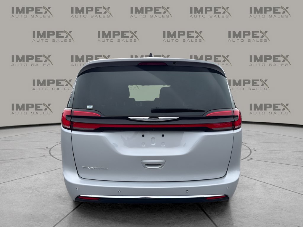 Used 2024 Chrysler Pacifica Touring-L FWD image 4