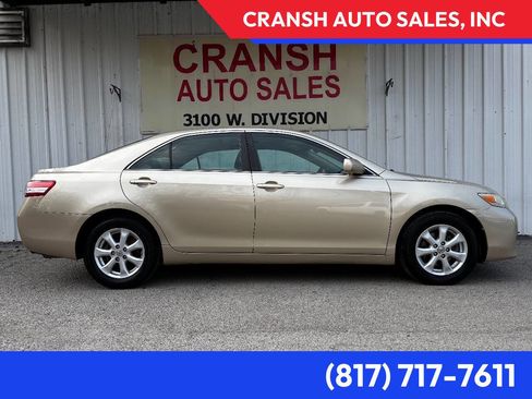 Used 2011 Toyota Camry LE image 1