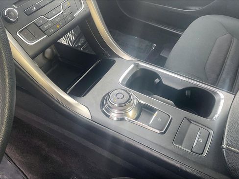 Used 2017 Ford Fusion SE w/ Fusion SE Technology Package image 13