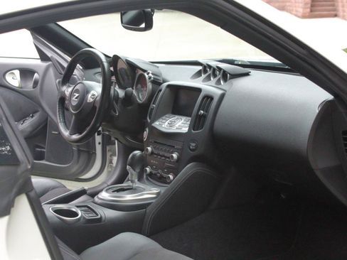 Used 2009 Nissan 370Z Touring RWD image 8