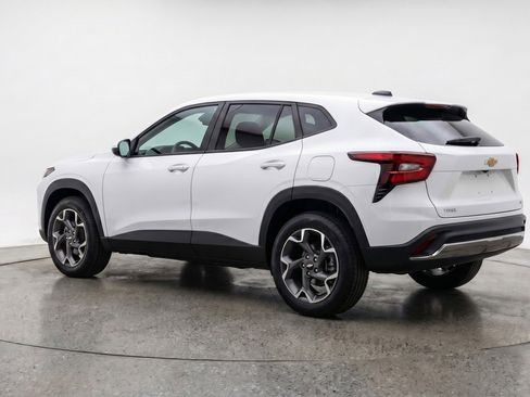 Used 2025 Chevrolet Trax LT w/ LT Convenience Package image 6