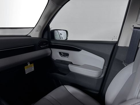 Certified 2025 Honda Pilot Touring image 29