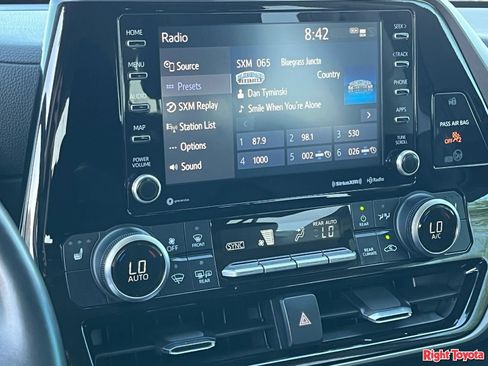 Used 2022 Toyota Highlander XLE FWD image 27