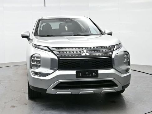 Used 2024 Mitsubishi Outlander SE image 2