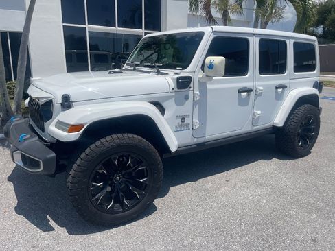 Used 2023 Jeep Wrangler Unlimited Sahara AWD/4WD image 34